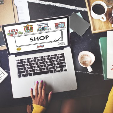 güzel bir kadın laptop ile çalışma