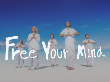 Kumsalda yoga yapmak insanlar