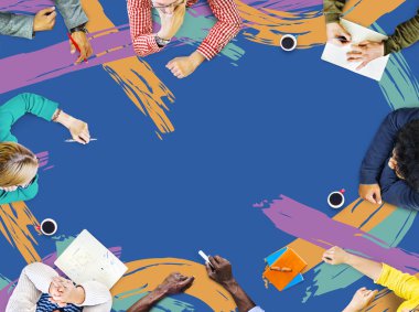 Toplantıda tartışırken iş adamları 