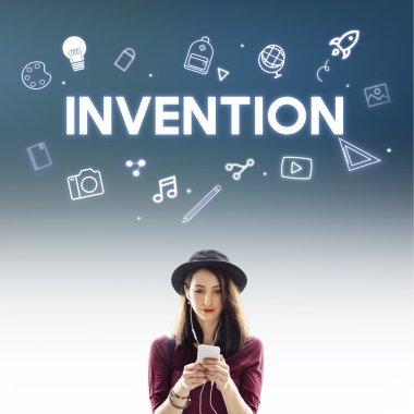 Akıllı telefon tarama şapkalı kadın