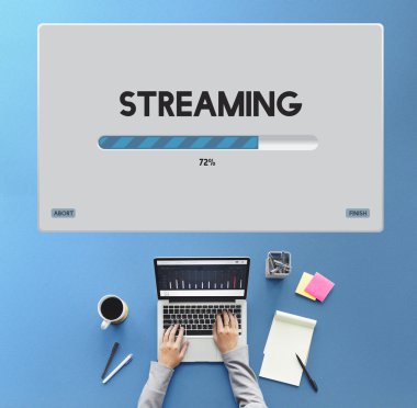 laptop ile çalışan kişi 