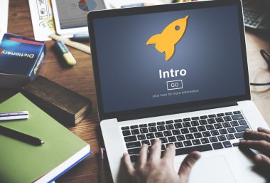 dizüstü bilgisayarda klavyede yazan adam