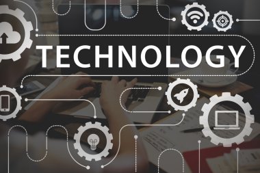 Dizüstü bilgisayarda yazan kadın