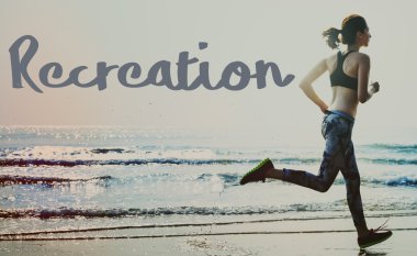 Kumsalda koşan kadın.