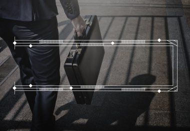 işadamı bavul ile yürüyüş