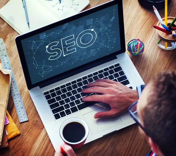 dizüstü bilgisayar kullanan adam