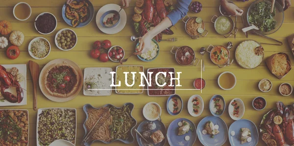 Mesa com comida e almoço — Fotografia de Stock