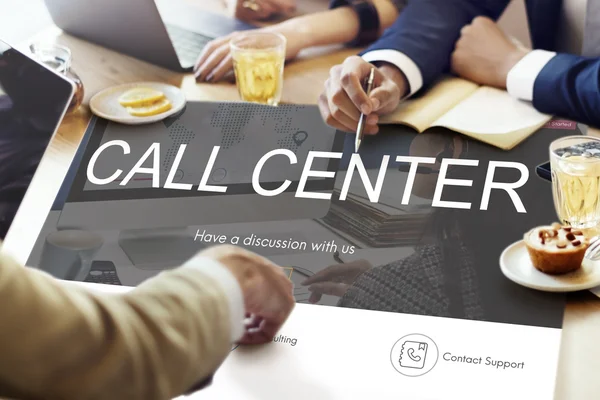 Pessoas discutindo sobre Call Center — Fotografia de Stock