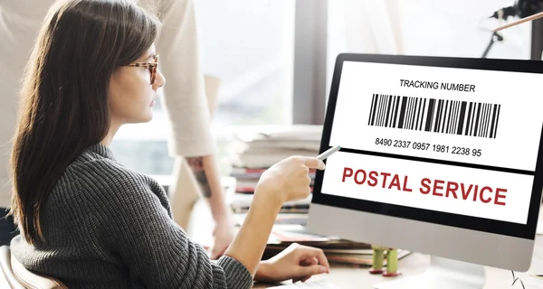 Kvinna visar på monitor med postservice — Stockfoto