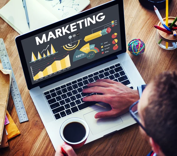 dizüstü bilgisayar kullanan adam 