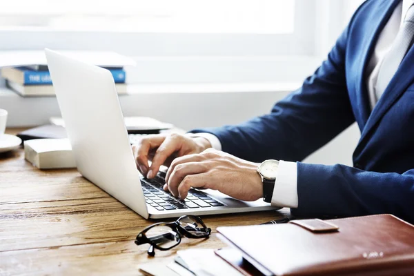 Empresário que trabalha no escritório — Fotografia de Stock