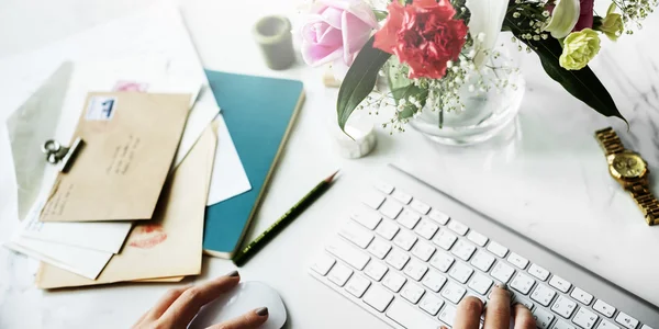 Woman using computer — Stock Photo, Image