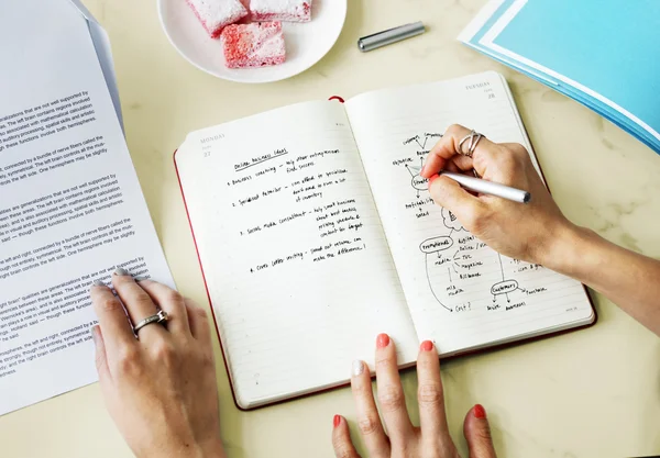 Mulheres Escrevendo Notas de Negócios — Fotografia de Stock