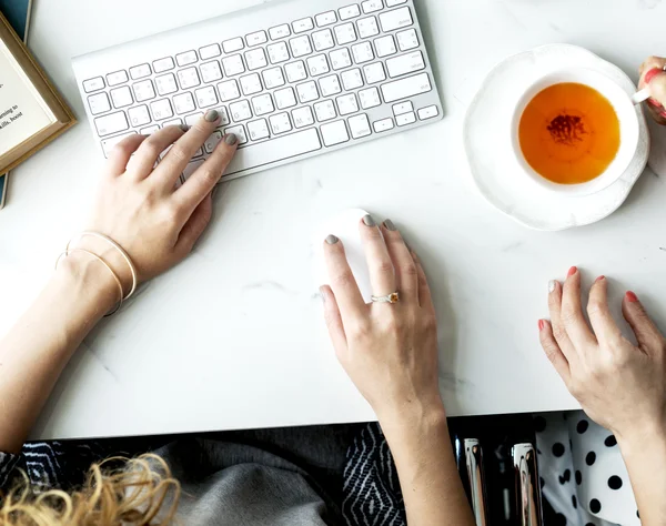 Mulheres usando computador — Fotografia de Stock