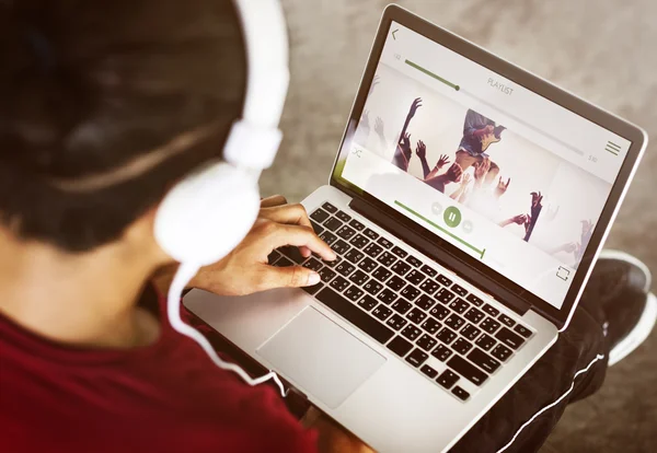 Ragazzo che utilizza il computer — Foto Stock