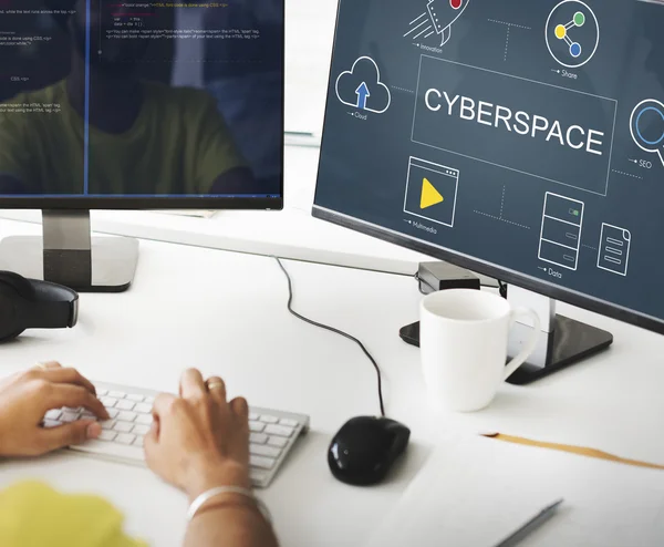 Affärsman som arbetar på dator med cyberspace — Stockfoto