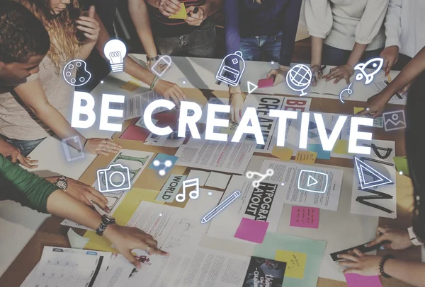 Öğrenciler işyeri masada beyin fırtınası