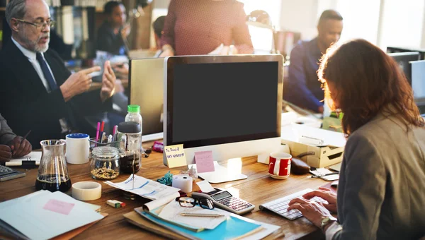 bilgisayarla çalışma iş kadını