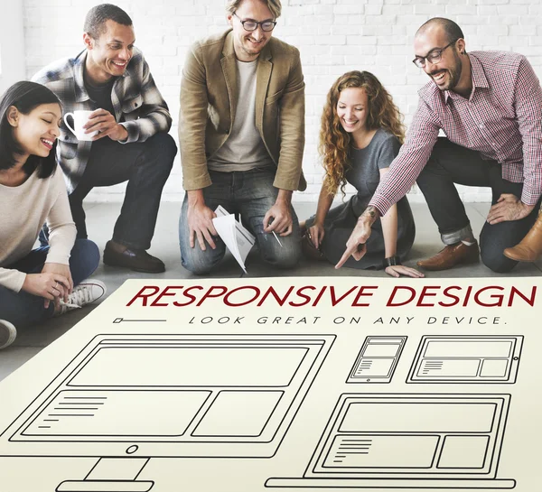 Designer arbeiten mit Plakat und responsivem Design — Stockfoto