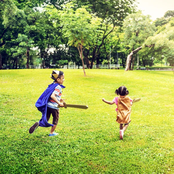 Hermanos jugando en el parque — Foto de Stock