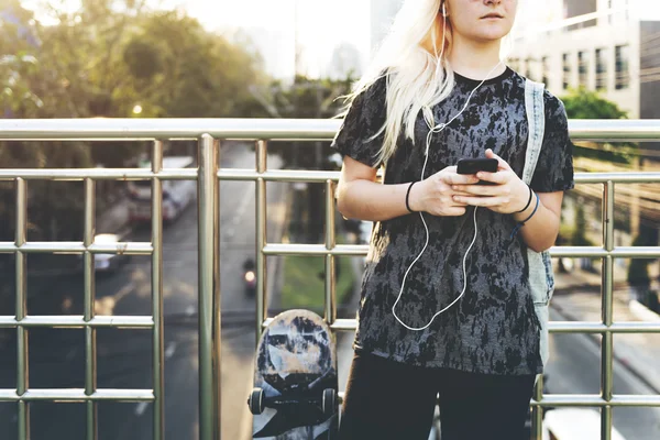 Junge Skaterin hört Musik — Stockfoto