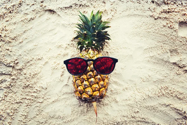 Ananas amuzant pe nisip — Fotografie, imagine de stoc