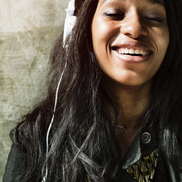 Kadın dinleme müzik kulaklık — Stok fotoğraf