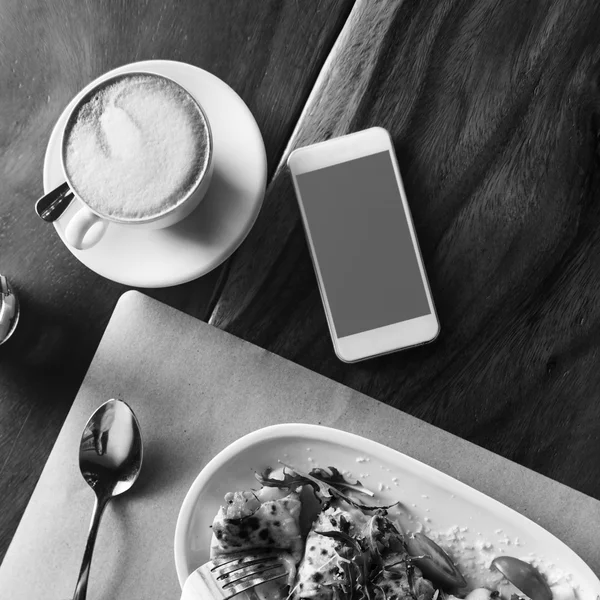 Meisje met behulp van mobiele telefoon op Cafe — Stockfoto
