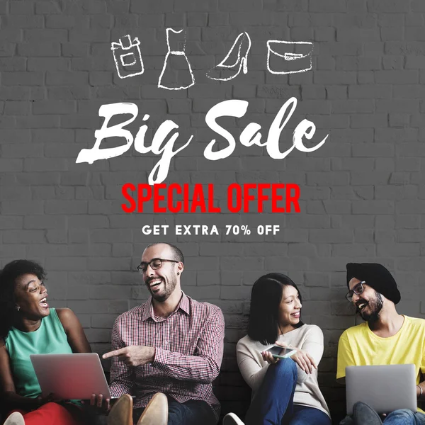 Diversity friends near wall with Big Sale — Stock Photo, Image