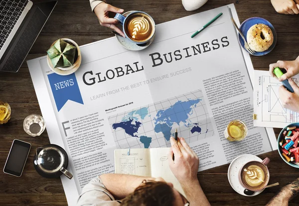 Tabel met poster met Global Business concept — Stockfoto