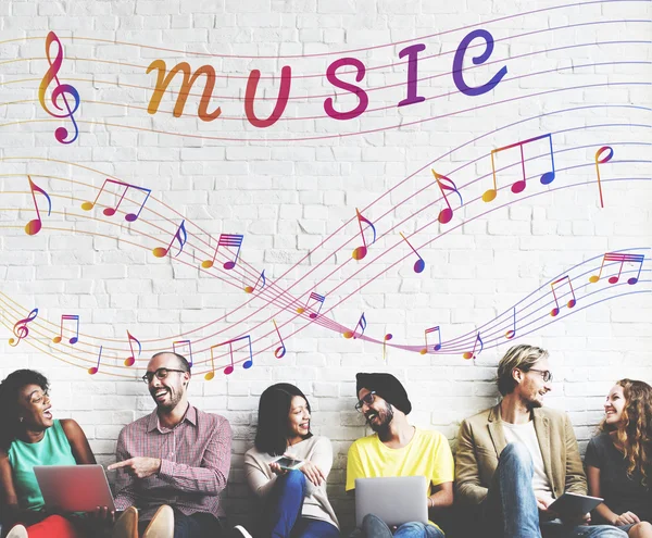 Diversidad de amigos cerca de la pared con música — Foto de Stock