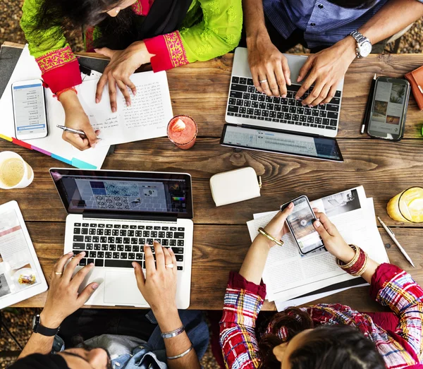 Studenten aan houten tafel — Stockfoto