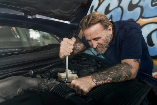 Mannen mekaniker reparerar bil — Stockfoto