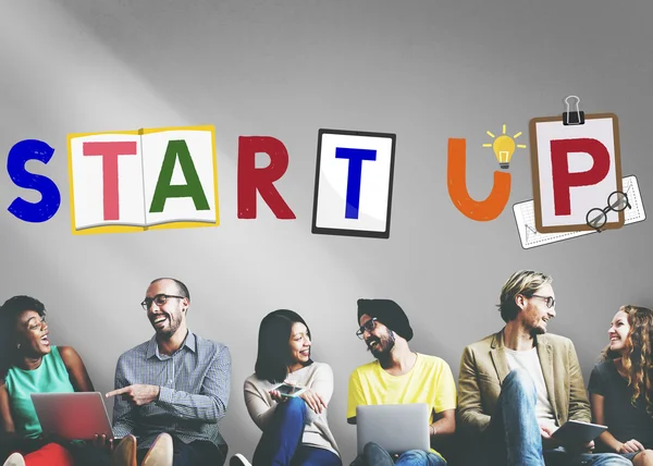 Diversity-Freunde nahe Mauer mit Start-up — Stockfoto
