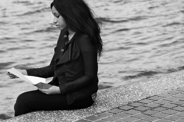 Menina leitura carta sozinho — Fotografia de Stock