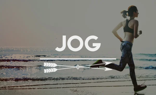 Femme jogging sur la plage — Photo