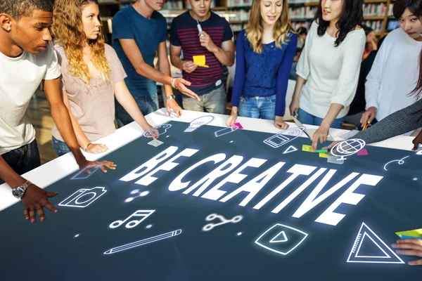 Studenti che lavorano al piano creativo — Foto Stock