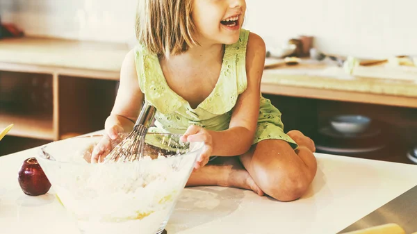 Flicka knåda degen för cookies — Stockfoto