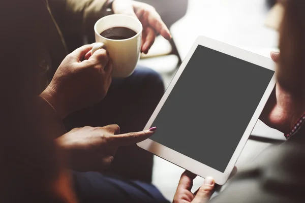 Mensen met een Tablet PC- en koffie Stockfoto