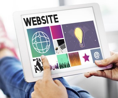 Dijital tablet elinde olan kişi