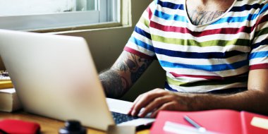 Dizüstü bilgisayarla çalışan adam