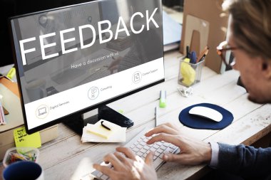 Bilgisayar klavyesinde yazan iş adamı