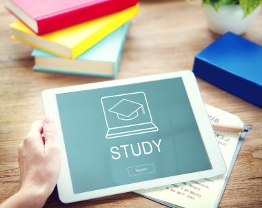 Tablet kullanan adam