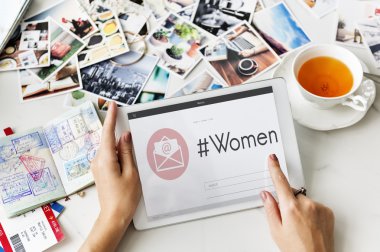 Kadın ve e-posta mektup kavramı