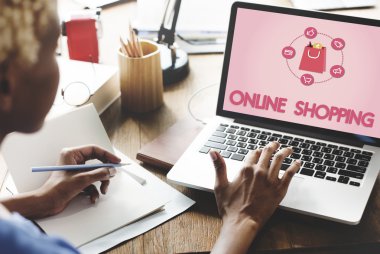 online alışveriş ile dizüstü bilgisayar üzerinde çalışan kadın