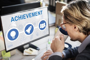 Bilgisayar klavyesinde yazan iş adamı