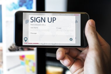 Akıllı telefon kullanan adam 