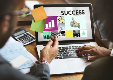 İş adamları ile dizüstü tartışıyor