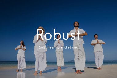 Kumsalda yoga yapmak insanlar