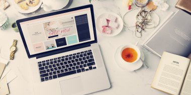 laptop ve Online alışveriş kavramı